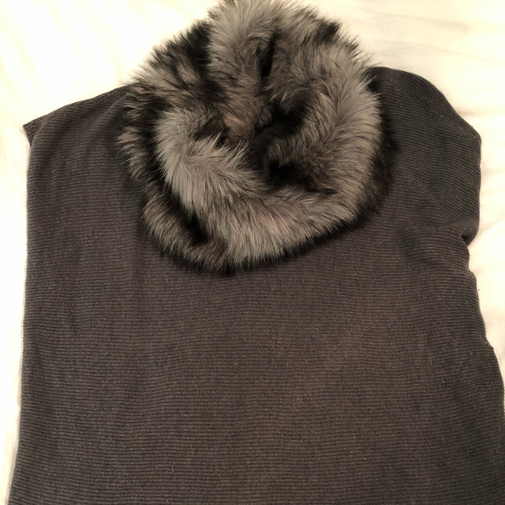 Short sleeve sweater with faux fur scarf